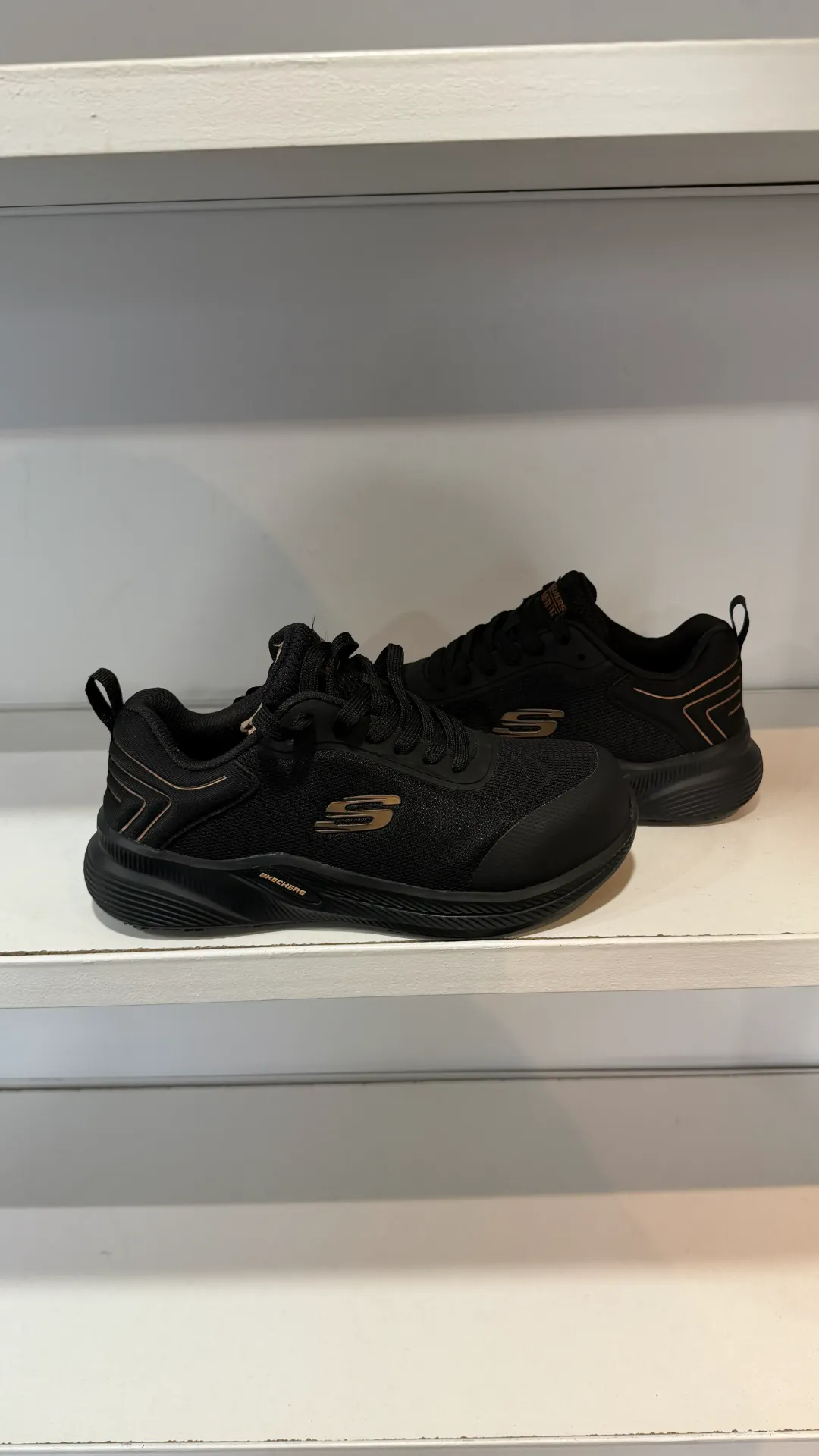 [108228] Skechers CARBIX-NIA BLACK (7.5 M)